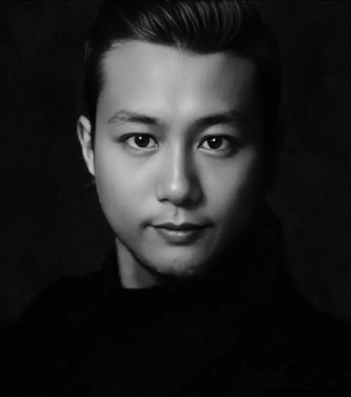 운영자 조엘의 흑백 인물 사진
